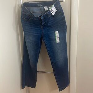 Time and Tru Mid-Rise Straight Jeans
14 Petite Women’s
BRAND NEW WITH TAGS
